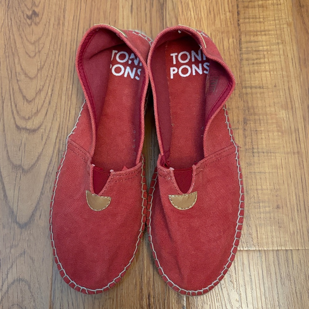 Nwot toni pons women’s red canvas espadrilles, size 39 (US 8)